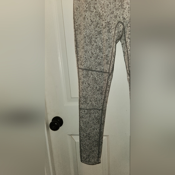 Gymshark Medium Gray Patterned Dry Ankle Leggings - Picture 3 of 10